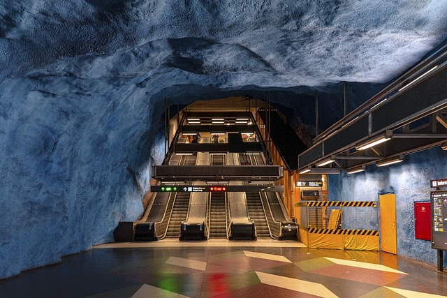 Stockholm tunnelbanestation med rulltrappor och steninteriör.